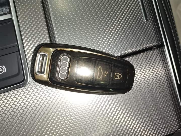 Фото 9 - Audi A6L