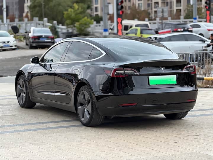 Фото 4 - Tesla Model 3