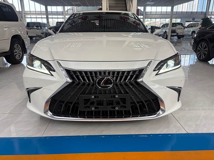 Фото 1 - Lexus ES