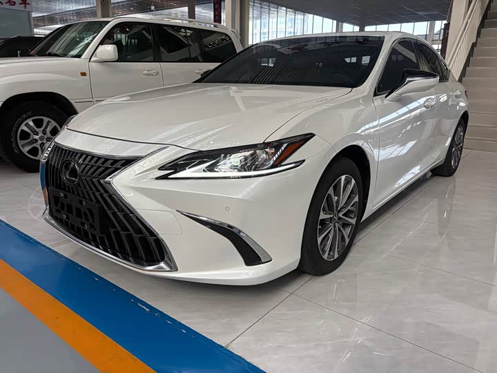 Фото 2 - Lexus ES