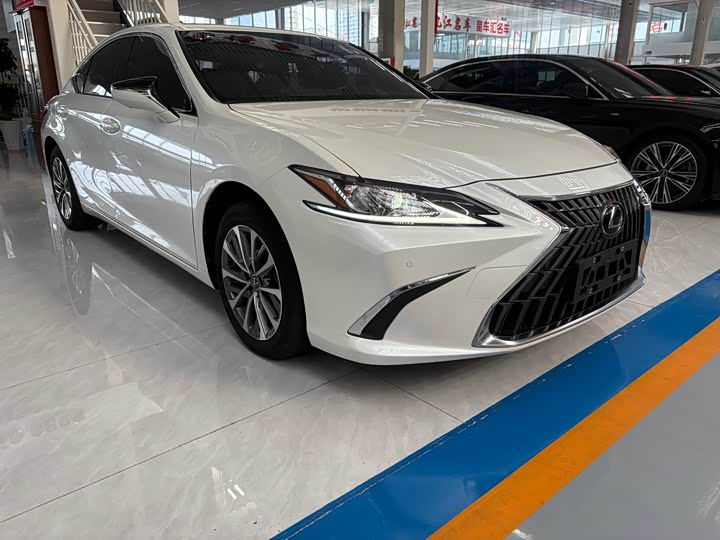 Фото 3 - Lexus ES