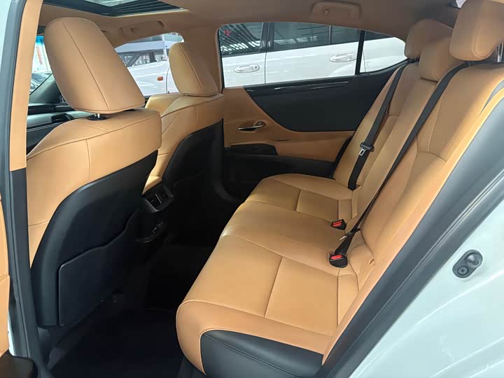 Фото 5 - Lexus ES