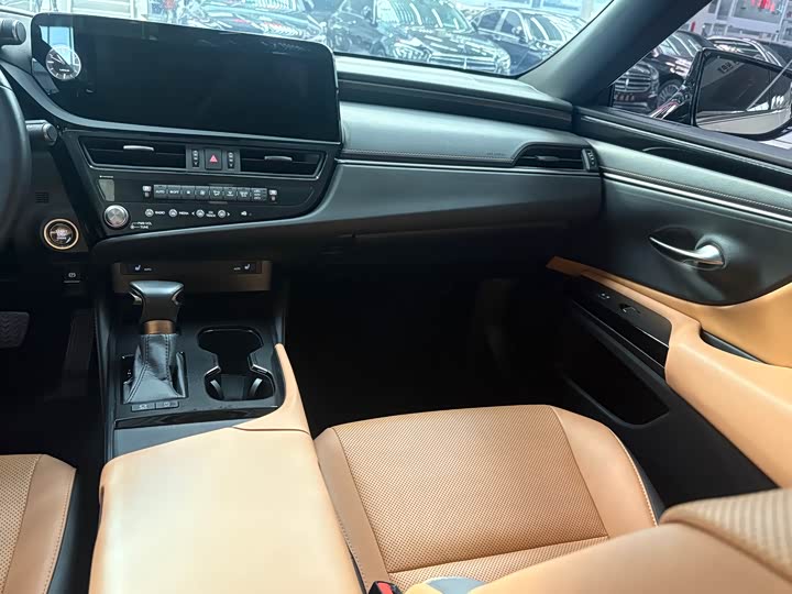 Фото 8 - Lexus ES