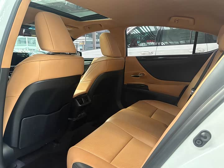 Фото 9 - Lexus ES