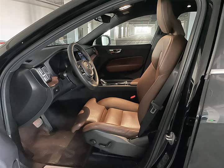 Фото 8 - Volvo XC60