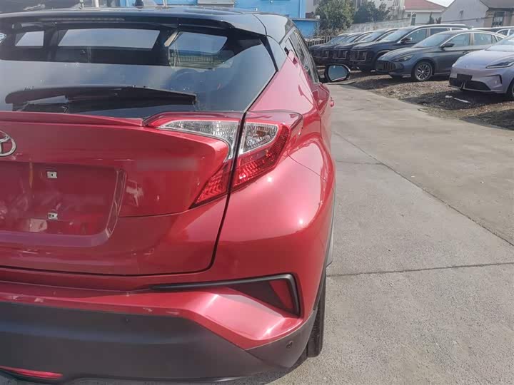 Фото 8 - Toyota C-HR