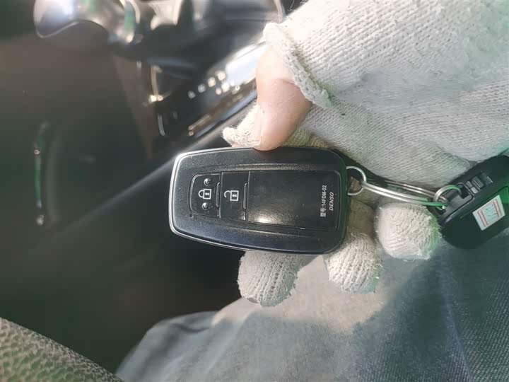 Фото 9 - Toyota C-HR