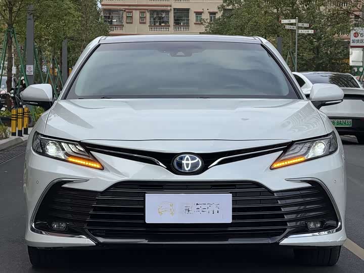 Фото 2 - Toyota Camry
