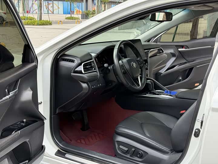 Фото 8 - Toyota Camry