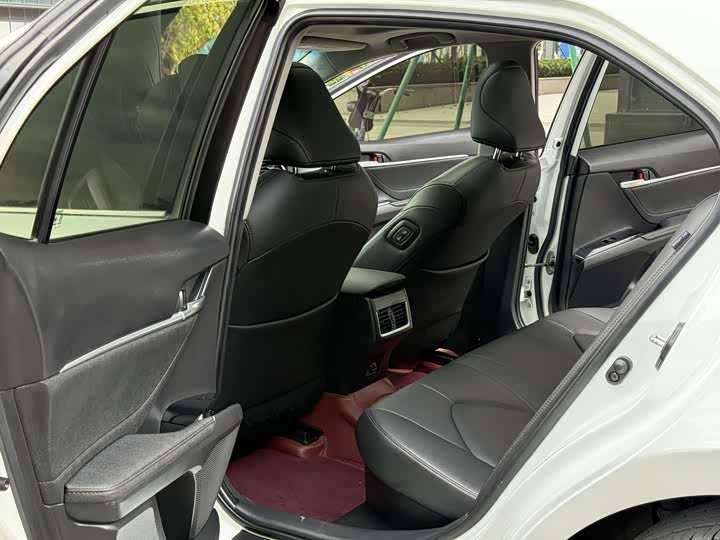 Фото 9 - Toyota Camry