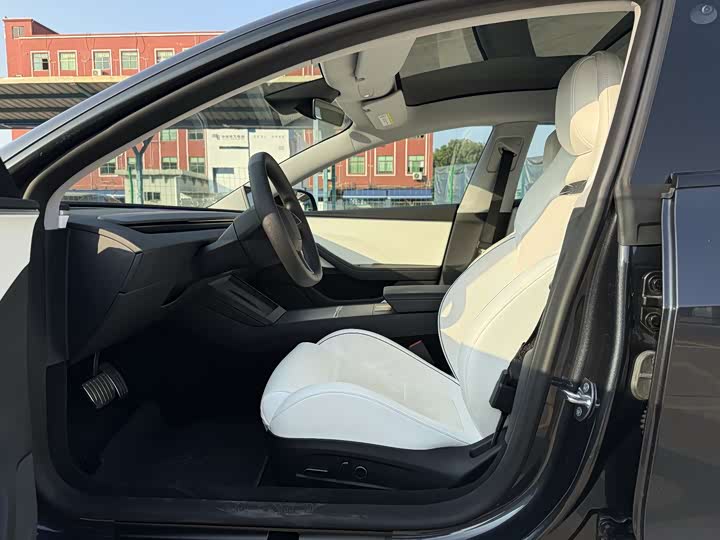 Фото 4 - Tesla Model 3