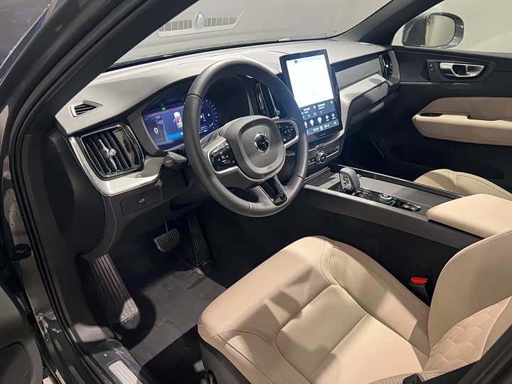 Фото 8 - Volvo XC60