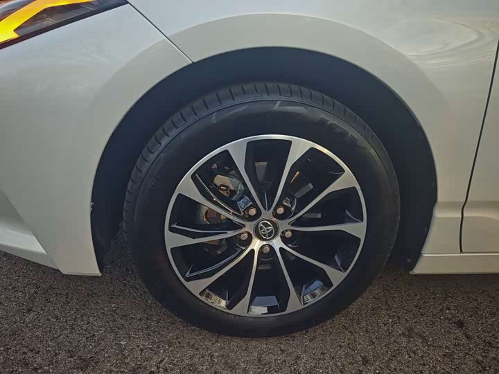 Фото 8 - Toyota Avalon