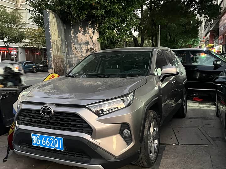 Фото 1 - Toyota RAV4