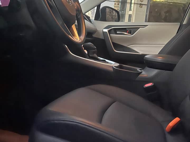 Фото 3 - Toyota RAV4