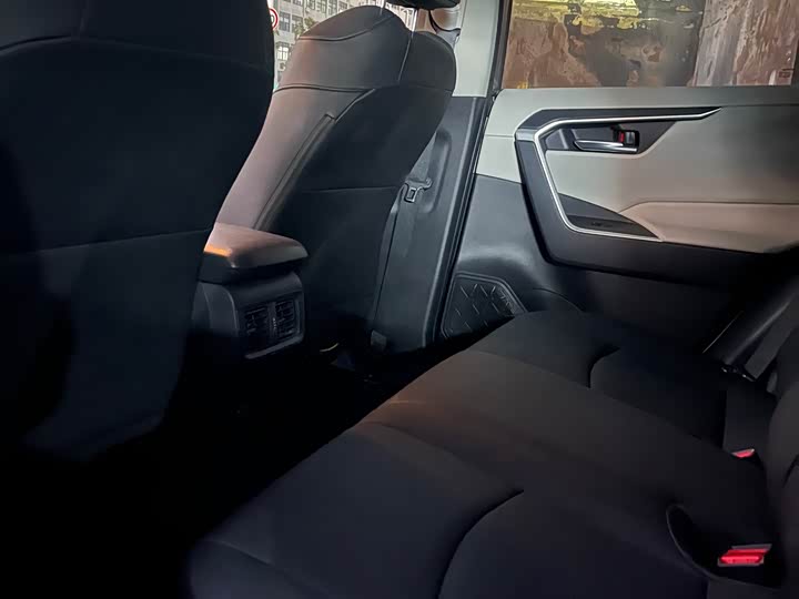 Фото 4 - Toyota RAV4