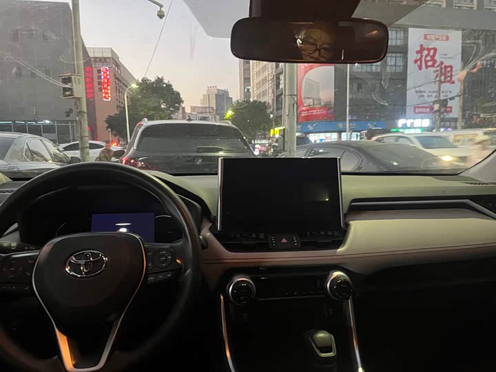 Фото 5 - Toyota RAV4