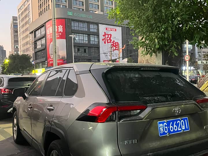 Фото 6 - Toyota RAV4