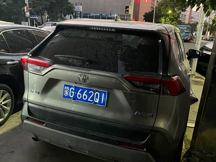 Фото 8 - Toyota RAV4