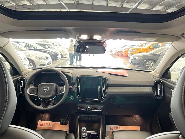 Фото 8 - Volvo XC40