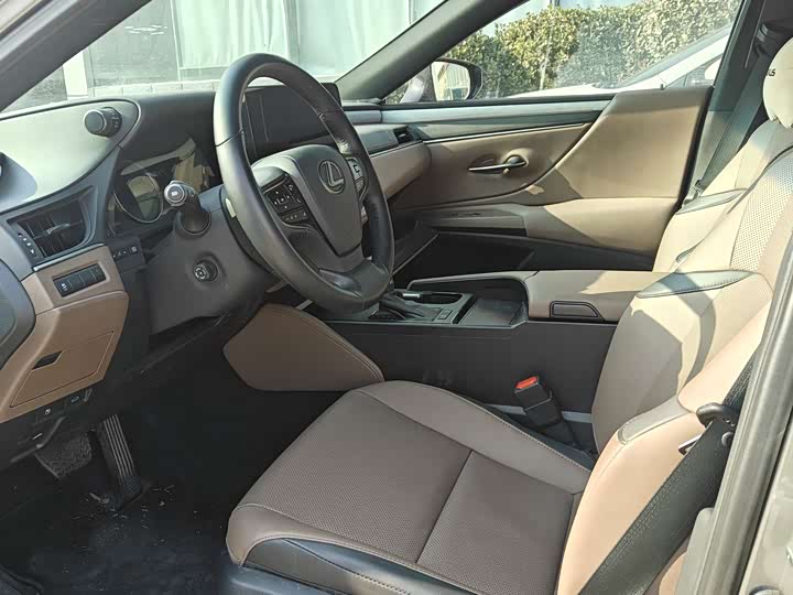 Фото 4 - Lexus ES