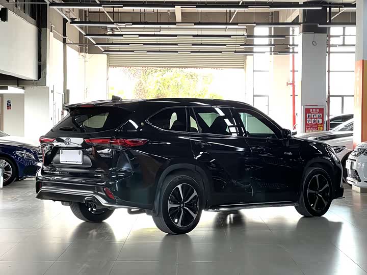 Фото 2 - Toyota Crown Kluger