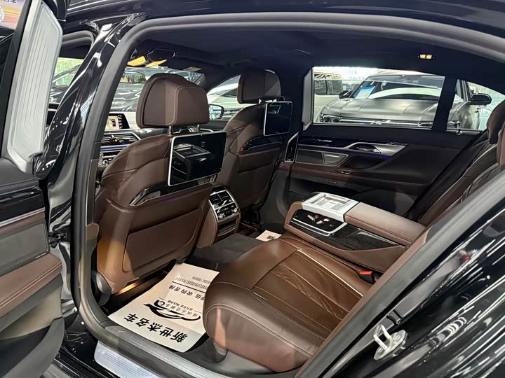 Фото 5 - BMW 7 Series