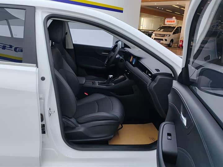 Фото 8 - Roewe i5