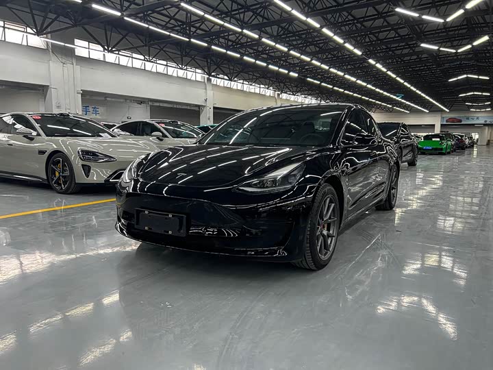 Фото 1 - Tesla Model 3