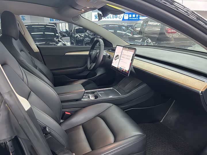 Фото 9 - Tesla Model 3