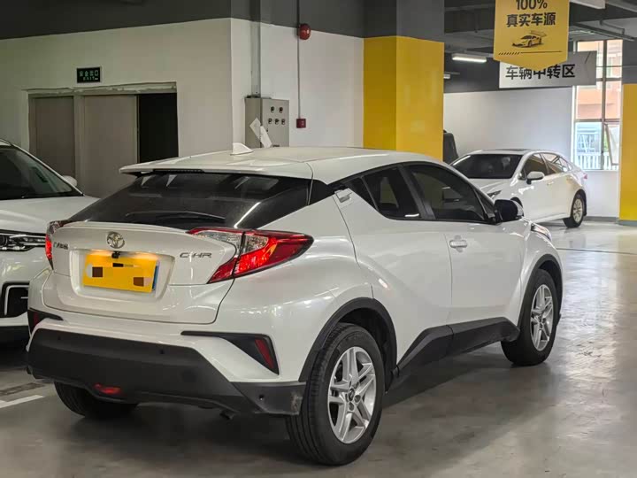 Фото 3 - Toyota C-HR