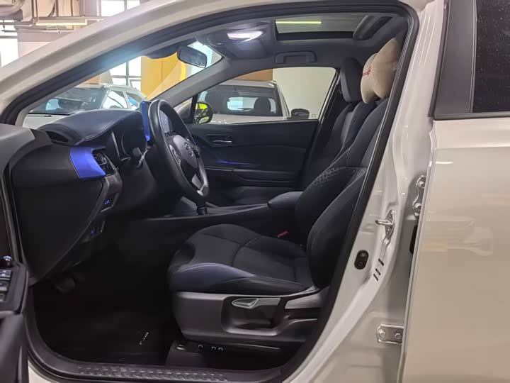 Фото 4 - Toyota C-HR