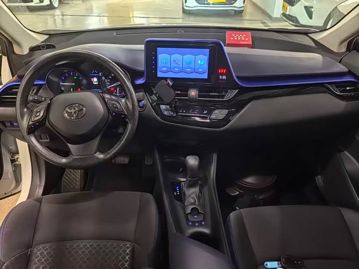 Фото 5 - Toyota C-HR