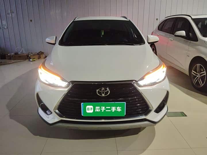 Фото 3 - Toyota Yaris L Hatchback