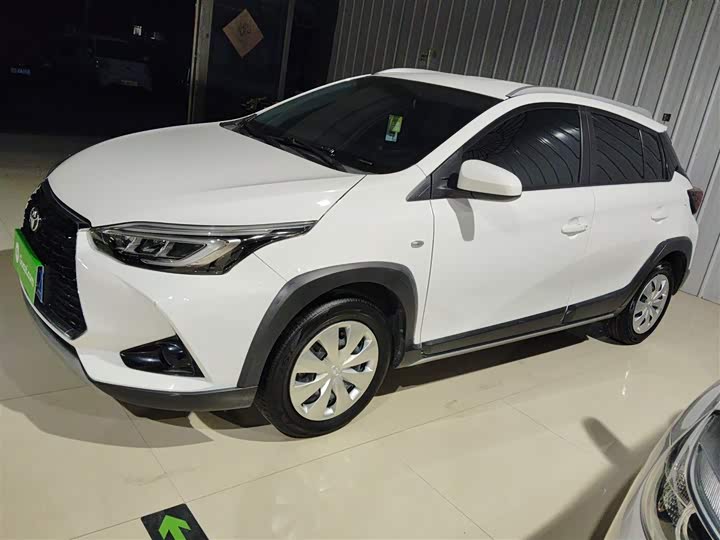 Фото 5 - Toyota Yaris L Hatchback