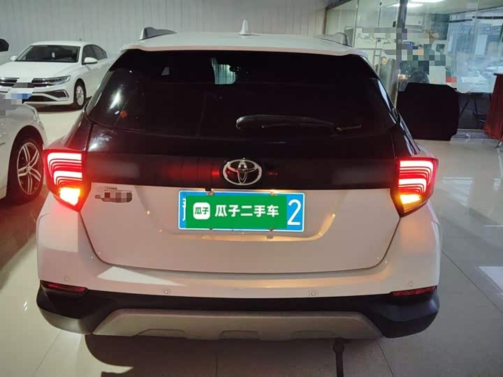 Фото 6 - Toyota Yaris L Hatchback