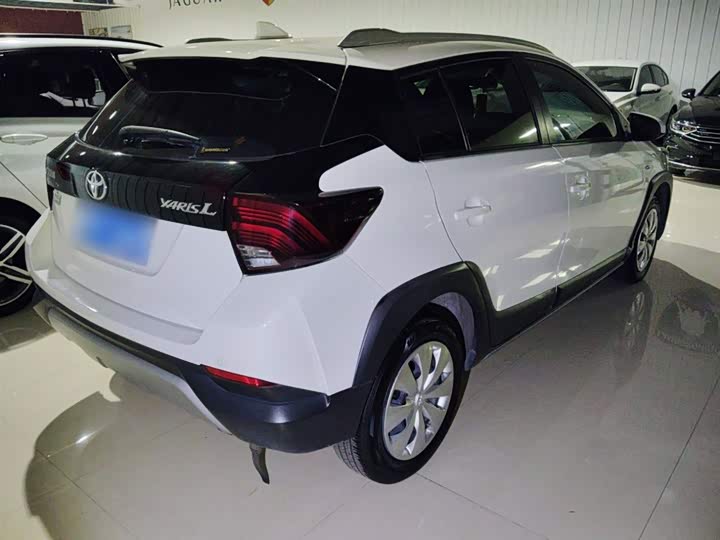 Фото 7 - Toyota Yaris L Hatchback