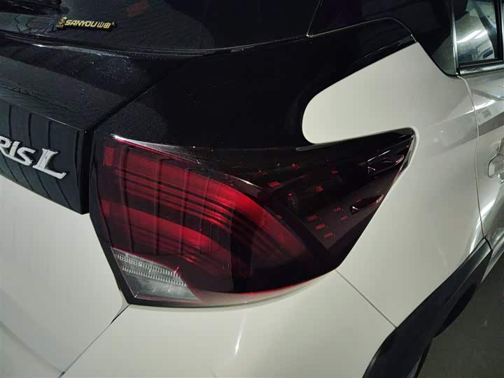 Фото 8 - Toyota Yaris L Hatchback