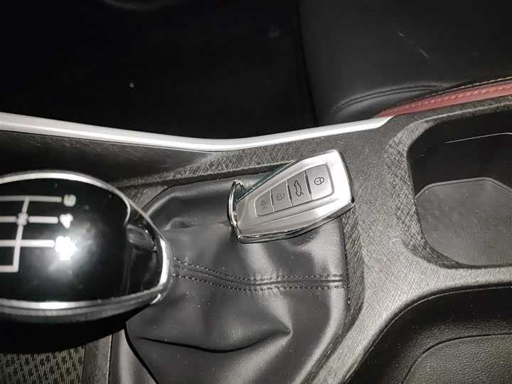 Фото 9 - Geely Coolray