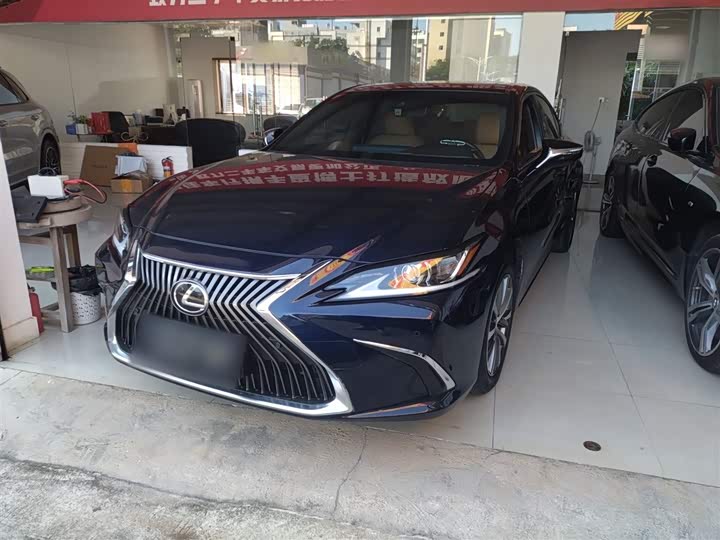 Фото 1 - Lexus ES