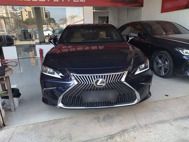 Фото 3 - Lexus ES