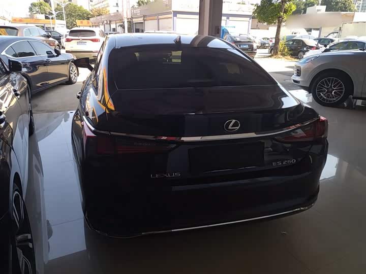 Фото 6 - Lexus ES