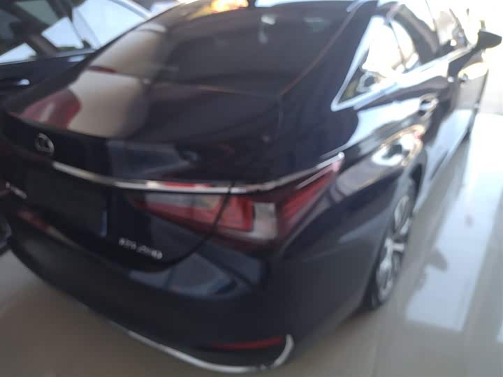 Фото 7 - Lexus ES