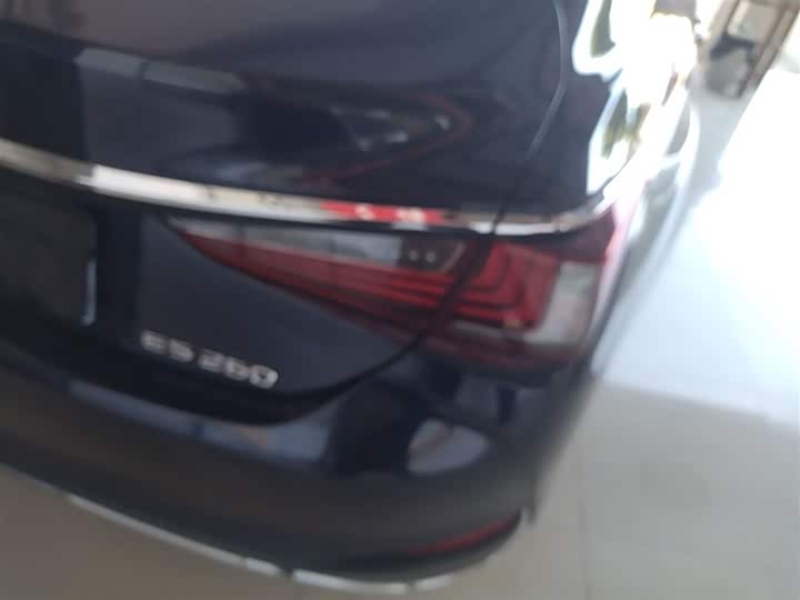 Фото 8 - Lexus ES