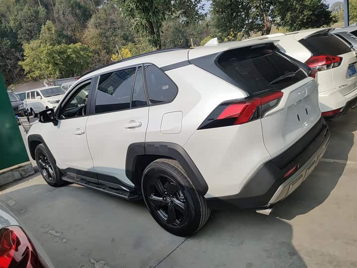 Фото 5 - Toyota RAV4