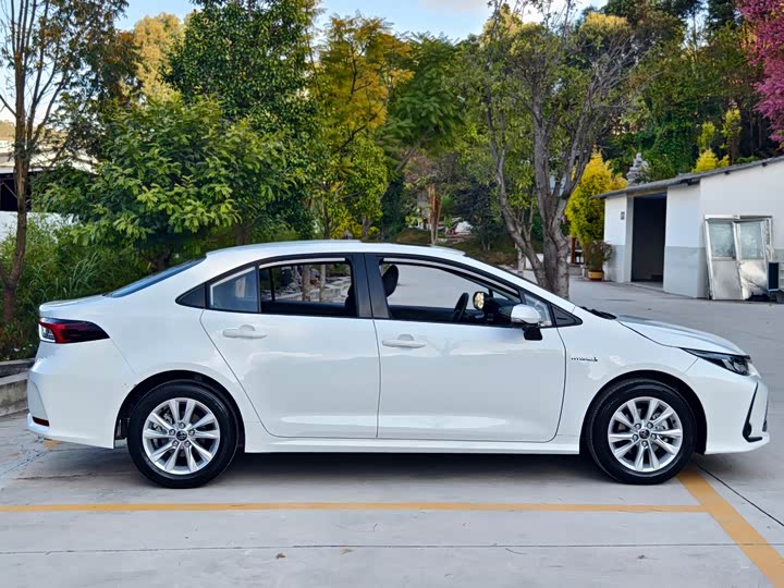 Фото 8 - Toyota Corolla