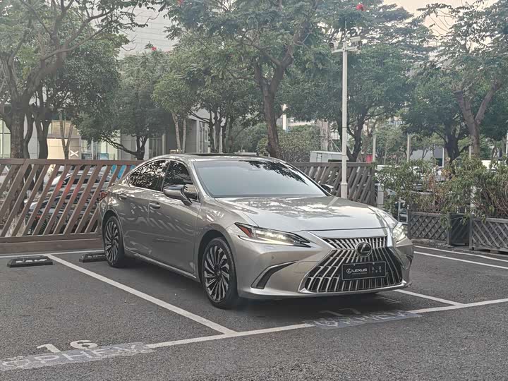 Фото 3 - Lexus ES