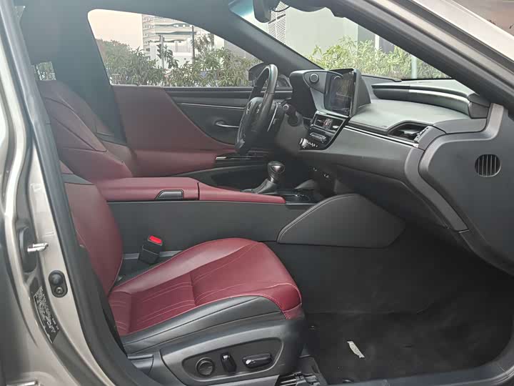 Фото 9 - Lexus ES