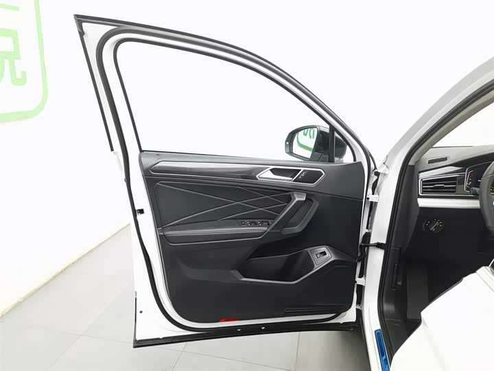 Фото 8 - Volkswagen Tiguan L Pro