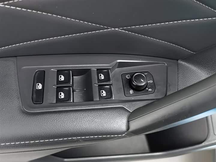 Фото 9 - Volkswagen Tiguan L Pro